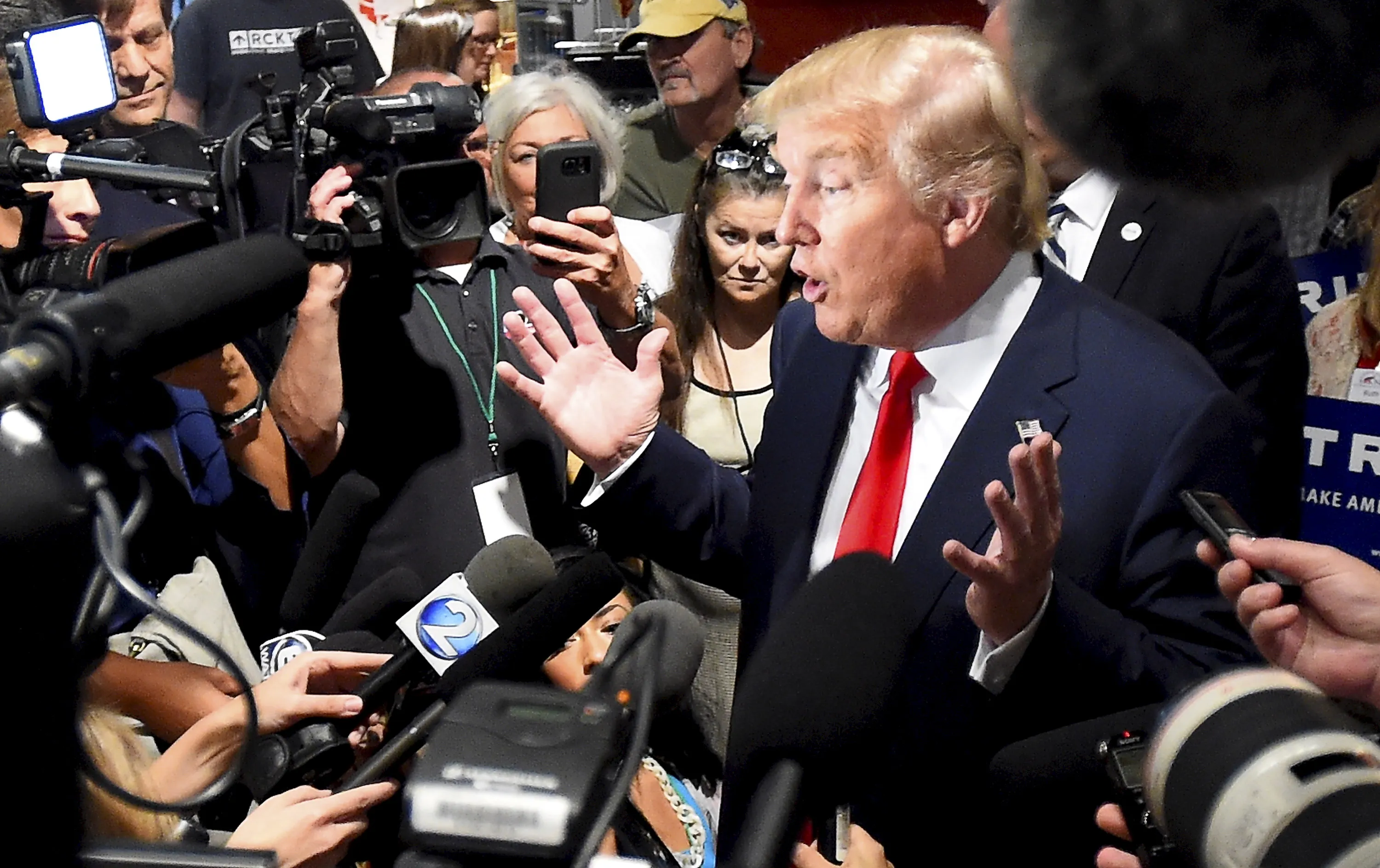 Donald Tramp üç iri media qurumunun Ağ Evə girişini qadağan etdi